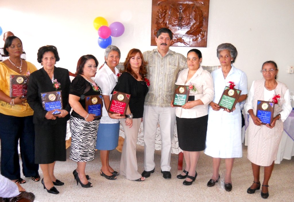 Reconocimientos a un grupo de mujeres que se han destacados en las actividades educativas por El Ministerio de la Mujer